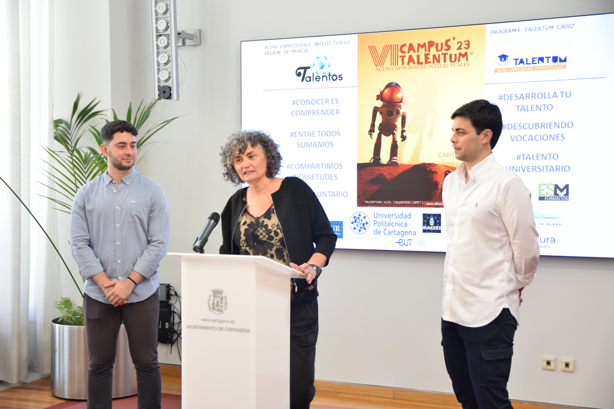 La rectora, durante la presentación, junto a Nicolás Pedreño e Ignacio Jáudenes.